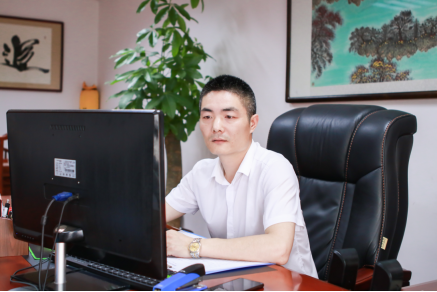 “老板，好樣的，我們永遠(yuǎn)向您看齊！” ——讀益陽(yáng)日?qǐng)?bào)《諶暢明 把公司做強(qiáng)，把公益做好》有感